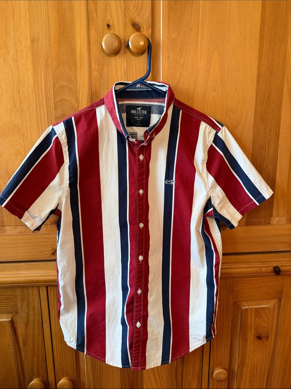 Hollister Epic Flex Men's Red Cream & Navy Stripe Short-Sleeve Button-Down Shirt